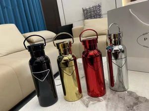 Bouteille tasses à café Design de mode tasses de voiture bouteilles d'eau isolées sous vide