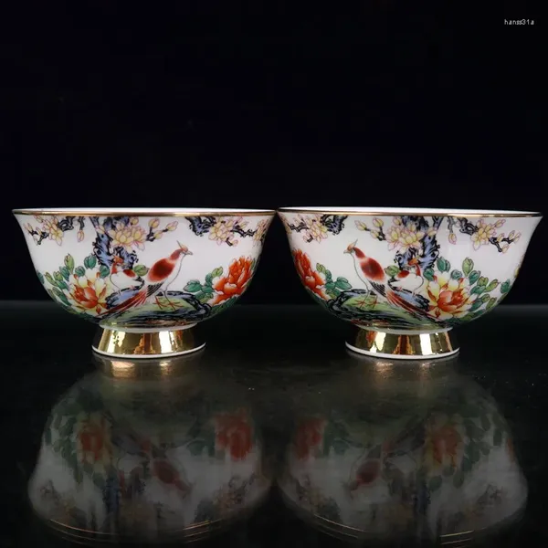 Bouteilles Une paire de bols en céramique chinoise ancienne avec des motifs dorés et de la famille rose, des fleurs et des oiseaux