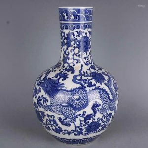 Bouteilles Vase chinois en porcelaine bleue et blanche avec fleurs en forme de dragon 12,36