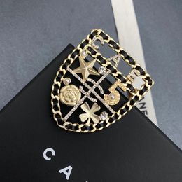 Boutique 18K vergulde broche-merkontwerper Nieuwe schildvormige ontwerpbroche hoogwaardige diamanten sieraden Charmante vrouwen hoogwaardige broche box