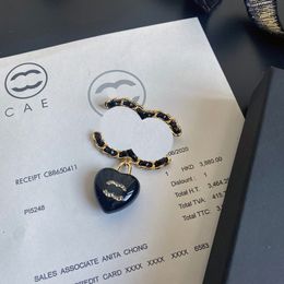 Boutique 18K vergulde broche-merkontwerper Nieuwe Black Peach Heart Small Pendant broche hoogwaardige modieuze charmante damesbroche matching box