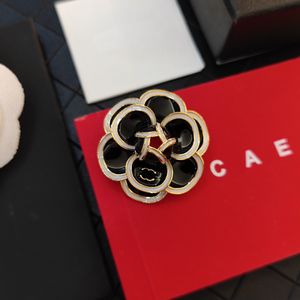 Boutique 18K vergulde broche-merkontwerper Classic Camellia Flower-vormige modieuze broche charme vrouwen exclusieve hoogwaardige broche box verjaardagsfeestje
