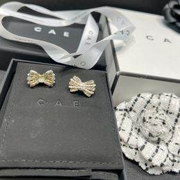 Boutique 18K vergulde oorbellen Designer Bow-vormig ontwerp modieuze veelzijdige oorbellen hoogwaardige diamanten sieraden inlay charmant meisje oorbel doos