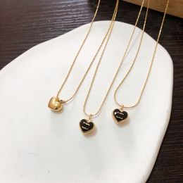 Boutique 18K Gold vergulde kettingontwerper Classic Black Peach Heart Kleine hang ketting Charmant meisje Hoge kwaliteit ketting met doos Verjaardagsfeestje