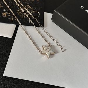 Boutique 18K vergulde ketting ontworpen een ster-vormige ontwerper voor modieuze schattige meisjes hoogwaardige romantische liefdesgeschenkdoos voor verjaardagsfeestjes