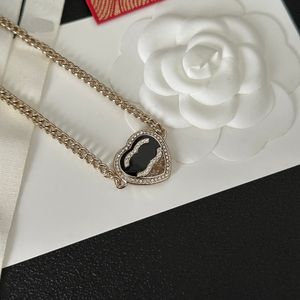 Boutique 18K vergulde ketting gemaakt van messing materiaalontwerpers klassieke hartvormige ontwerp van hoge kwaliteit kleine diamant ingelegde cadeau ketting met doos