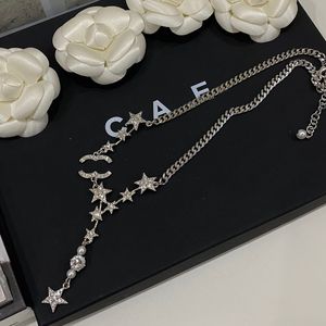 Boutique 18k zilververplated kettingontwerper Modieuze sterrenvormige ontwerp ketting Hoogwaardige diamant sieraden Charmante meid kettingbox
