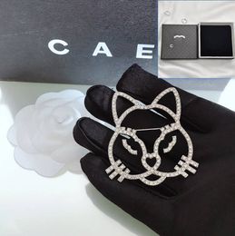 Boutique 925 Zilvergeplateerd broche-merkontwerper Nieuwe kattenkopvormig ontwerp Modieuze schattige schattige damesbroche hoogwaardige diamant ingelegde broche box