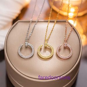 Boutique Carter sieraden en luxe ketting online winkel 18K Rose Gold Ingelegde Volledige Diamond Nail Luxe Eenvoudige Mode Gebogen Hanger Met Originele Doos
