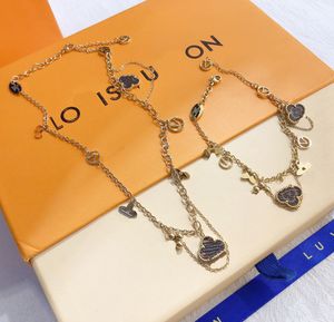 Boutique Design Gioielli Collane Marchio di lusso Collana con pendente in erba a quattro foglie Selezione popolare Accessori femminili premium a catena lunga Placcati in oro 18 carati