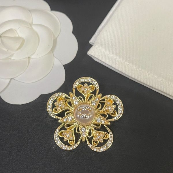 Boutique Designer Cristal Broches Marque De Luxe Plaqué Or Broche Haute Qualité Femmes Mariage Anniversaire Bijoux Tissu Épingles Mode Style Chaud Cadeau Broche Avec Boîte