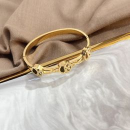 Bracelet de créateur de mode de créateur de boutique Banglie bracelet de mode quotidien conçu pour les femmes 18k plaque à or bracelet de haute qualité fête d'anniversaire d'amour bijoux