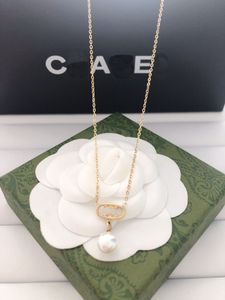 Boutique ontwerper vergulde ketting met hoogwaardige parelhanger ketting die speciaal is ontworpen voor charmante meisjes een romantisch liefdesgeschenk