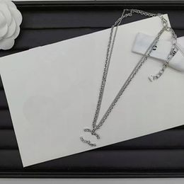 Boutique Collares de diseñador Collar de gargantilla negro de lujo para mujer 925 Joyería de plata de alta calidad Nuevo collar con colgante de amor de perlas chapado en oro de 18 quilates