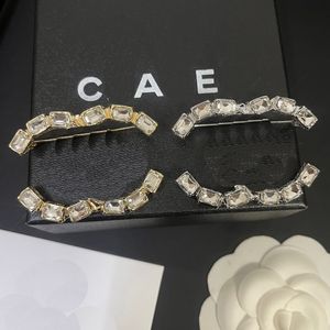 Boutique Diamant Plaqué Or Broche Conçu Pour Les Femmes Marque Lettre Broches Printemps Nouveau Style Vêtements Épingles Accessoires Avec Boîte Broches Bijoux