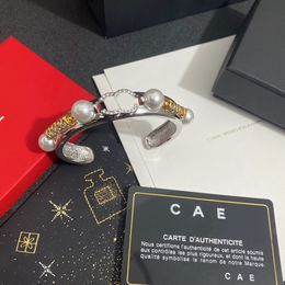 Boutique vergulde bangle met electroplated kleurbehoud merk ontwerp nieuwe sieraden inleg modieuze armband charmante meid hoogwaardige bangle doos