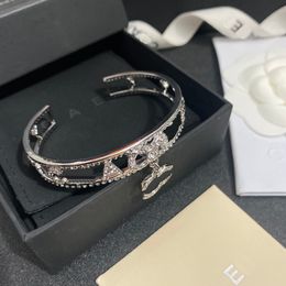 Boutique Brand de bracelet en or Designer NOUVEAUX SMILLE SMAL PENDANT FORME TRENDE GIRLE BANGLE DIAMENT DIAMANT BANGLE INRRADÉE AVEC BOX POUR LA FÊTE D'ANNIVERSURES