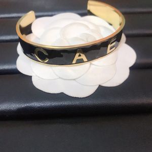 Boutique vergulde armband gemaakt van roestvrij staalmateriaal Merkontwerper Classic Minimalistisch Design modieuze charmante armband hoogwaardige geschenkdoos