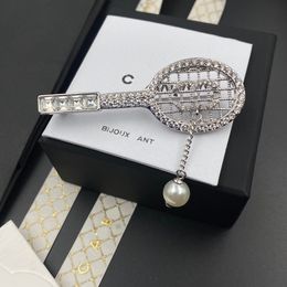 Boutique vergulde broche-merkontwerper Nieuwe badminton miltvormige ontwerp voor modieuze dames hoogwaardige sieraden hangerbroche met doos voor verjaardagsfeestje