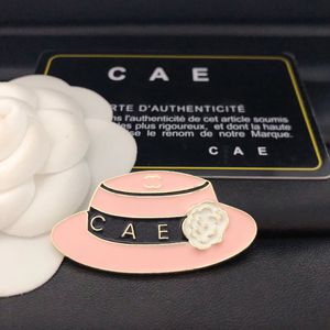 Boutique vergulde broche-merkontwerper Nieuwe hoedcamellia broche ontworpen voor modieuze charmante meisjes hoogwaardige broche gecombineerd met verjaardagsfeestje