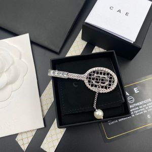 Boutique Broche plaquée en laiton de matériau de matériau de matériau nouveau badminton Broche en forme de raquette de haute qualité broche de pendentif de bijoux de haute qualité avec fête d'anniversaire en boîte