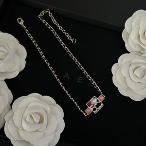 Boutique vergulde kettingontwerpster ontwerpt hoogwaardige kettingen voor charismatische vrouwen van hoge kwaliteit vierkante kleine diamanten hanger ketting met doos