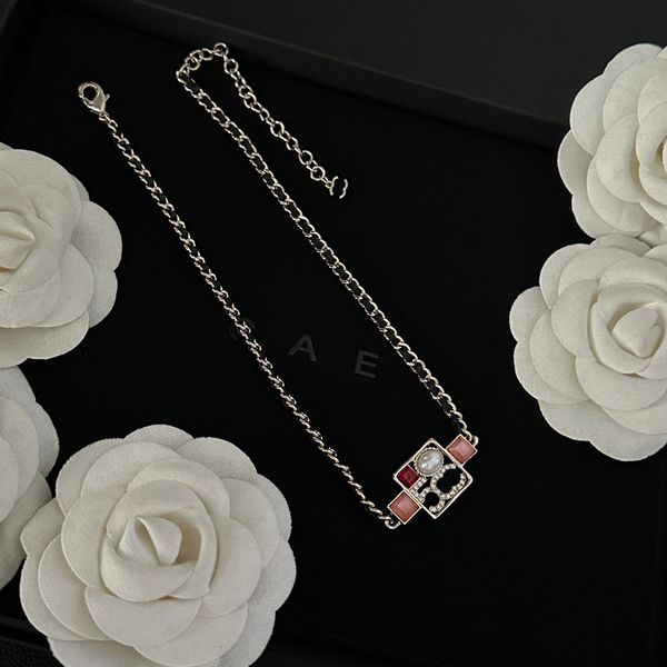 Boutique Collier plaqué or Designer Designer conçoit des colliers de haute qualité pour les femmes charismatiques Collier de pendentif en diamant carré de haute qualité avec boîte