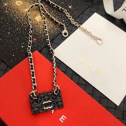 Collar boutique chapado en oro hecho de material de latón Diseñador de marca nueva collar colgante en forma de colgante de moda de moda de moda de alta calidad con caja