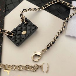 Boutique vergulde ketting gemaakt van messing materiaal merkontwerper Nieuwe zakvormige hangende ketting modieus charmant meisje hoogwaardige geschenk ketting met doos