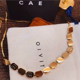 Boutique Collier plaqué or en titane en acier en acier concepteur de marque pour un collier d'élégant charmant de haute qualité avec une boîte cadeau de haute qualité