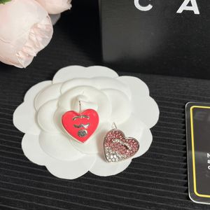 Pendientes de diamantes con forma de corazón de boutique Estilo lindo Joyería para mujer encantadora Pendientes de tuerca de marca de diseñador original clásico con caja