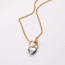 Bijoux de boutique, acier inoxydable plaqué or, chaîne cubaine à deux tons, pendentif en forme de cœur, collier de coude, étanche mate pour femmes