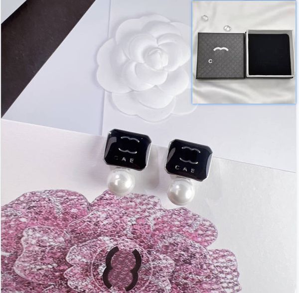 Boutique Silver Chaped Sated Brand Designer New Black Square Fashionable Charming Earstuds Costilería de joyería de alta calidad Earstuds con caja de cumpleaños Party