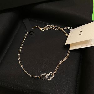 Boutique Style Love Gift Collier printemps Nouveau Black Vintage Long Chain Conçu pour les femmes et les couples Collier Collier Collier Collier Pendant