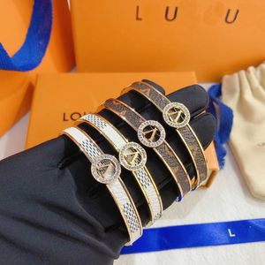 Bracelet de style boutique pour femmes Bracelet en acier inoxydable avec boîte Design classique Bracelet de luxe Cadeau de Noël Famille Amour Cadeau Bijoux Bracelet