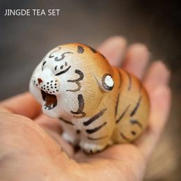 Boutique Tea Pet Ornamenten Handgeschilderde Tiger Model Decoratie Chinese Yixing Paarse klei -set Accessoires 240411