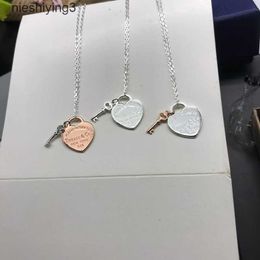 Boutique V Pendentif clé en or avec collier d'étiquette en forme de coeur Chaîne de collier minimaliste au design Instagram comme cadeau pour petite amie 2024 designer