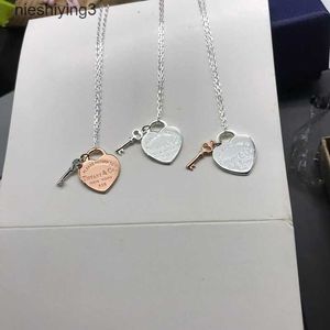 Boutique V Pendentif clé en or avec collier d'étiquette en forme de coeur Chaîne de collier minimaliste au design Instagram comme cadeau pour petite amie 2024 designer