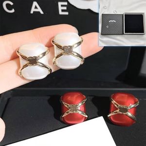 Boutique Pendientes de metal vintage Charm Joyería para mujer Pendientes de regalo de cumpleaños de estilo romántico Pendientes rojos de lujo diseñados para mujer Pendientes con caja