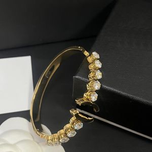 Boutique Mujeres Brazalete de diamantes Lujo 18k Chapado en oro Boda Regalo de cumpleaños Brazalete con caja Joyería de alta calidad para mujer Pulsera de niña al por mayor