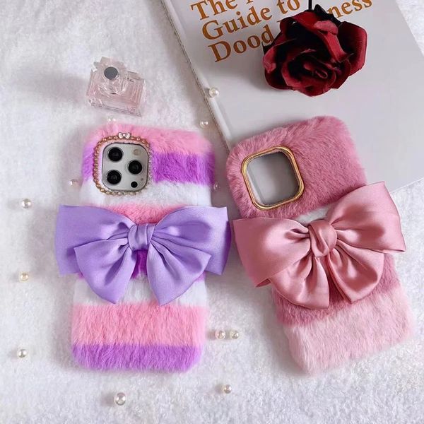 Bow Bowknot Stripes Fluffy Fur Soft TPU Cases pour iPhone 15 14 13 Pro Max 12 11 XR XS X 8 7 Plus Animal Bling Diamond Rabbit Hair Couverture de téléphone Mignon Belle Mode Peau de Luxe