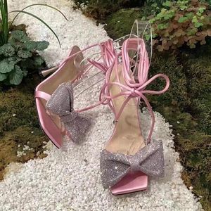 Boog sandalen vierkante roze strass teen teen hoog hakken merkontwerper zomerbanden stiletto satijnen schoenen voor dames feestjurkpompen