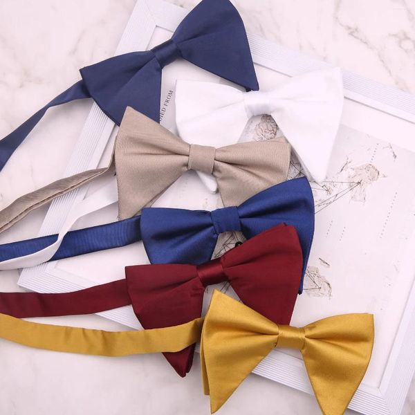 Pajaritas 12 11 cm Marea Amarillo Blanco Sólido Poliéster Cowhorn Bowtie para hombre Mujer Swallowtail Vestido Accesorios Corbata