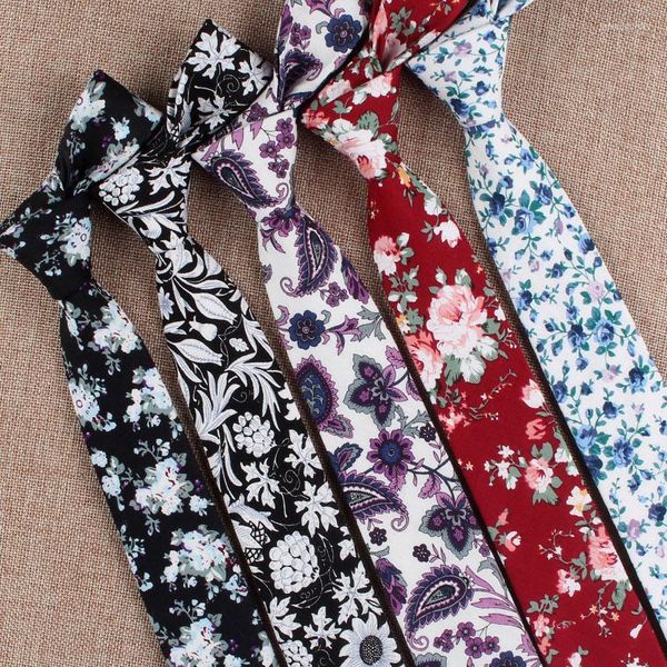 Pajaritas 2023 Marca Algodón Moda para hombre 6 cm Corbata de cuello delgado Estampado floral Clásico Vino Rojo Negro para hombres Paquete con caja de regalo