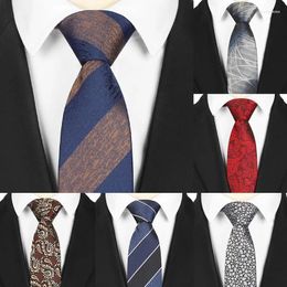 Bow Ties 2024 Tie à rayures masculine Tie de haute qualité Édition coréenne Casual Business Travel Travel 8cm Polyester Hand Accessories Gift