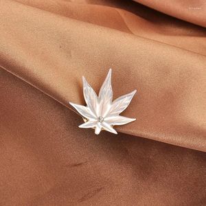 Bow Ties Fashion Chic présente une broche de fleur de coquille naturelle à haute sens