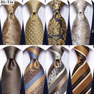 Strikjes Hi-Tie Champagne Goud Gestreept Paisley Effen Mannen Zijden Bruiloft Stropdas Fashion Design Stropdas Voor Mannen Hanky Manchetknopen Zakelijk Feest 231102