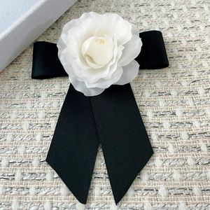 Bow Ties japonais et coréen Camellia pour femmes cravate broche corsage petit parfum accessoires de broches de motif à forte à plaid noir