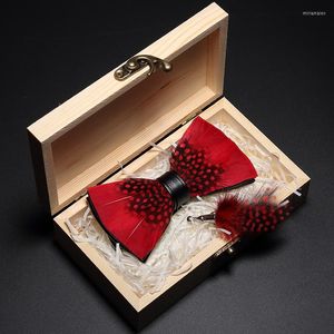 Boogbladen jemygins origineel ontwerp rode natuurlijke vogel veer tie handgemaakte lederen broche houten doos trouwfeest verjaardagscadeau