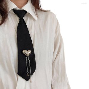 Pajaritas Moda coreana Corbata negra con corazón lindo y borla de metal Uniforme escolar Corbata ajustable preatada para mujeres Hombres